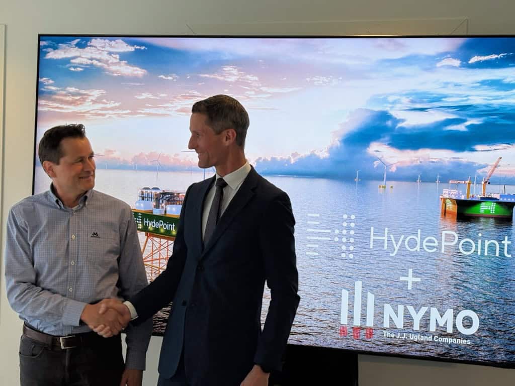Contract signing between Jan-Børre Sannæs, CEO of Nymo, and Martin Kjäll-Ohlsson, Chair of the Board of HydePoint.